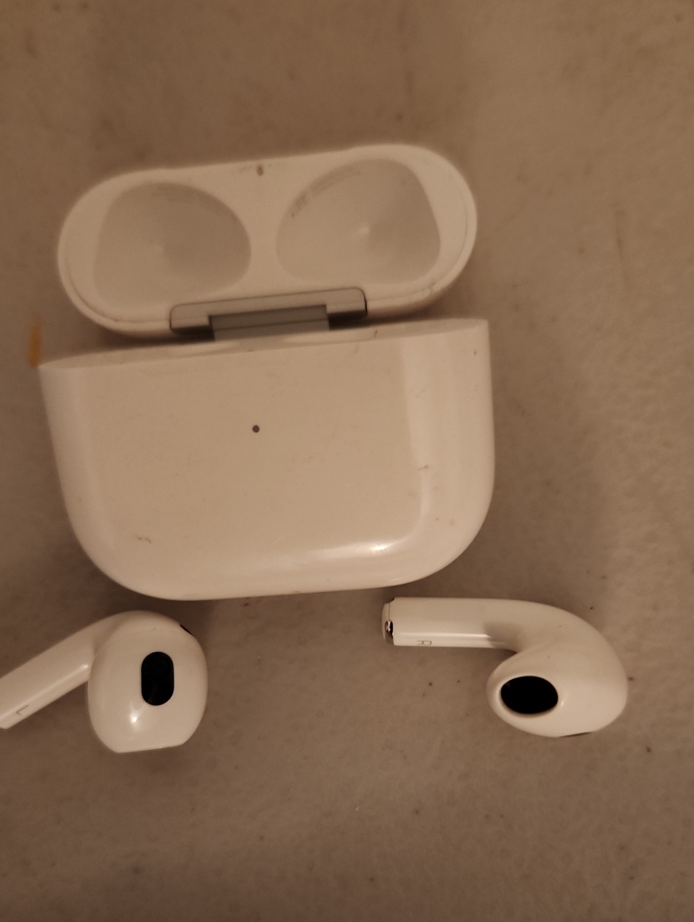 Wireless APPLE 3RD GENERATIONTrue Bluetooth Earbuds with Charging Case - White